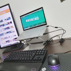 スタンド使用例、キーボードとマウスを別途PCに接続して使用している