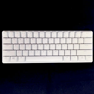 razer huntsman miniの画像 60%サイズで、白一色のキーボード