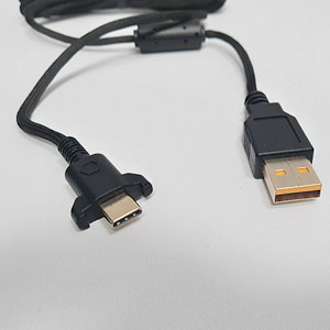 USBケーブルは黒色で、PC側コネクタは中がオレンジ色になっている