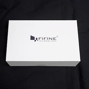 表面にはFIFINEのメーカーロゴが印字されている
白い箱である