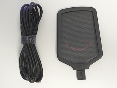 USBケーブルは黒色
ポップガードは黒色だが、フィルター部に赤色で顔文字のようなデザインが入っている