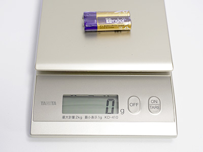 乾電池が16gと表示された状態から電源ONボタンを押すと液晶画面には0gと表示される