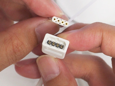 コネクタハウジングは切り欠きにより逆接続防止形状だが、LEDテープ側は構造無しの汎用コネクタ