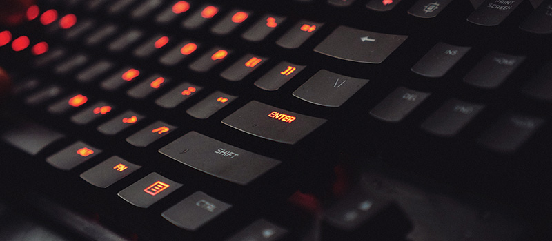 赤くライティングされた黒いキーボード