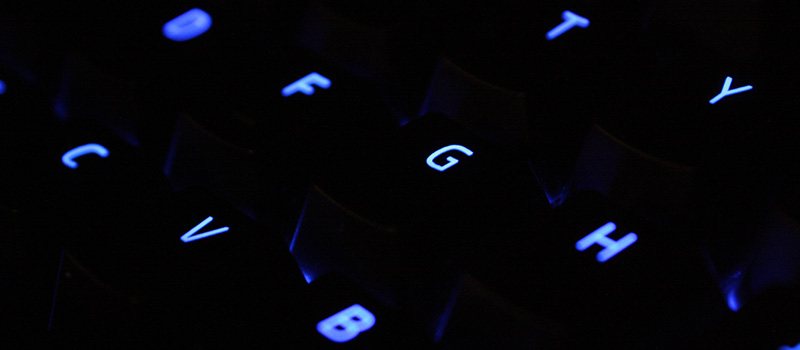 青く発光するキーボード
