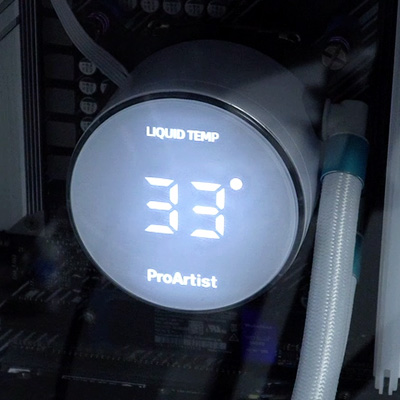 ポンプヘッドには冷却水の温度がLCDで発光、表示される