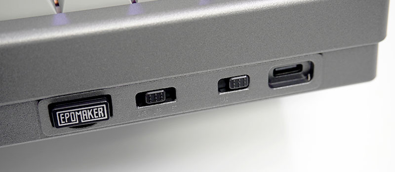 USBコネクタにスライドスイッチが2つ用意されている
また、レシーバー収納ボックスが用意されている