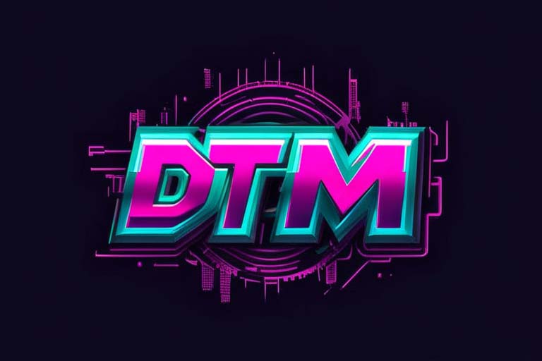 DTMと書かれたサイバーパンクなデザインのロゴ