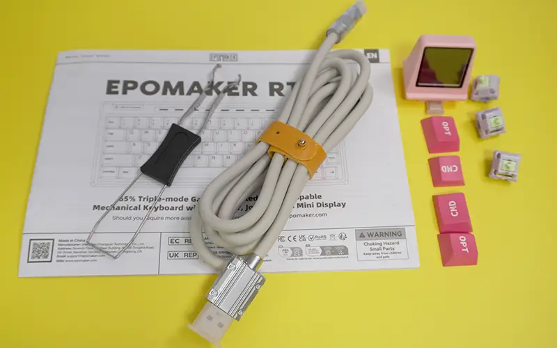 Epomaker rt65の付属品 取説 キーキャップ/キースイッチプラー 充電兼有線接続用Type-cケーブル ミニディスプレイ MAC用キーキャップ(OPT/CMD) 予備キースイッチ 以上が付属する