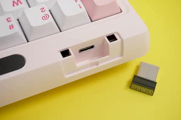 Epomaker rt65のレシーバーを取り出した状態 USB Type-Cコネクタが見える