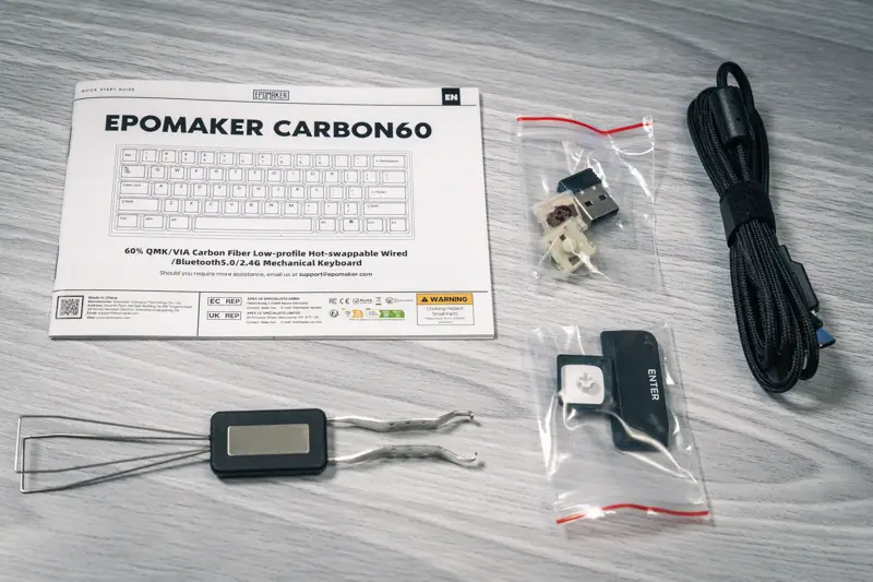 Epomaker Carbon60付属品の写真 充電兼、有線接続用USBケーブル マニュアル キーキャップ、キースイッチプラー スペアキースイッチx2 2.4GHz接続用USBレシーバー 切替用キーキャップ(ENTER,ESC)が付属します
