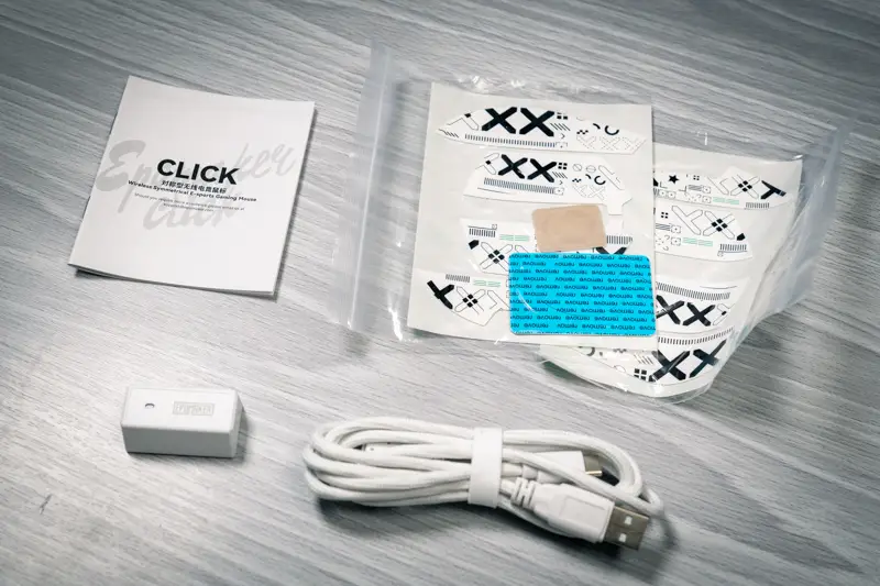 Epomaker Click Mouse付属品の写真 マニュアル 充電兼有線接続用USB-Cケーブル 2.4GHzレシーバー グリップテープx2セット 替えのマウスソールx1セット以上が付属します