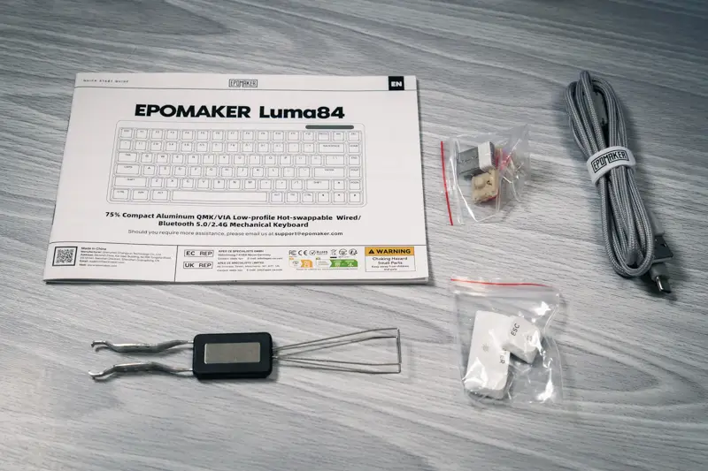 Epomaker Lima84付属品の写真 充電兼、有線接続用USBケーブル マニュアル キーキャップ、キースイッチプラー スペアキースイッチx2 2.4GHz接続用USBレシーバー 切替用キーキャップ(ENTER,ESC)が付属している