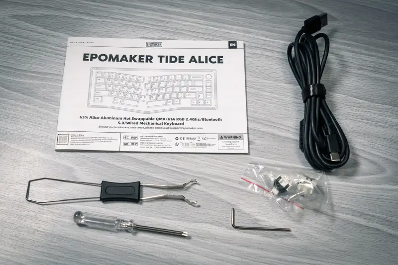 Epomaker Tide Aliceの付属品の写真 マニュアル キースイッチ/キーキャッププラー 充電兼有線接続用USB-Cケーブル 予備キースイッチ x 2 プラスドライバー 六角レンチが付属します。