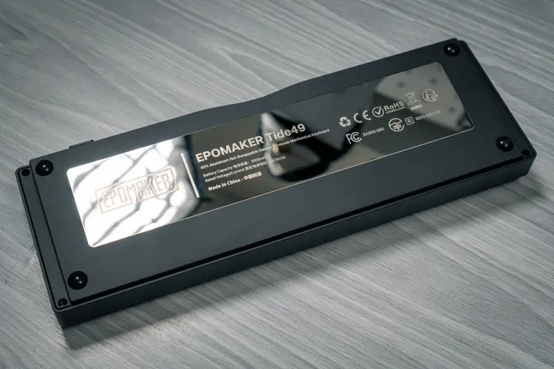 Epomaker Tide49の本体裏写真 鏡面加工のプレートが美しい