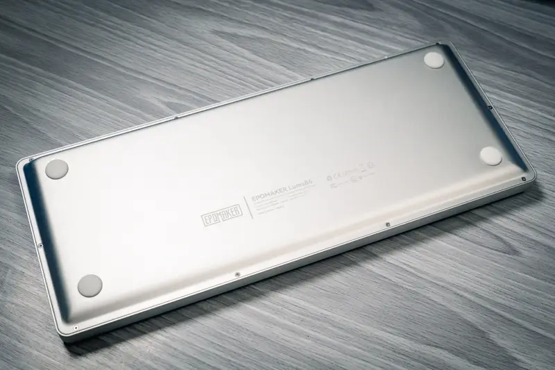 Epomaker Lima84本体裏の写真 四隅に滑り止めラバーが貼られている