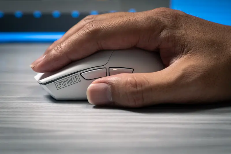 Epomaker Click Mouse本体をかぶせ持ちしている写真