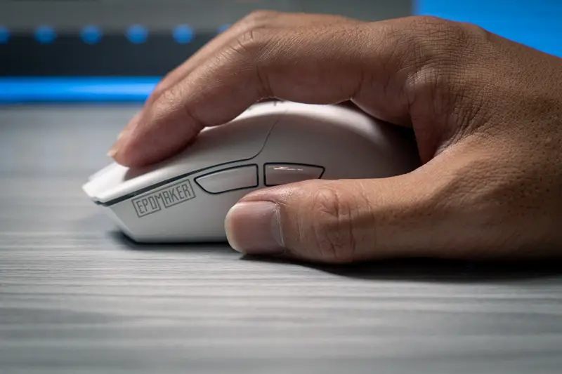 Epomaker Click Mouse本体をつまみ持ちしている写真
