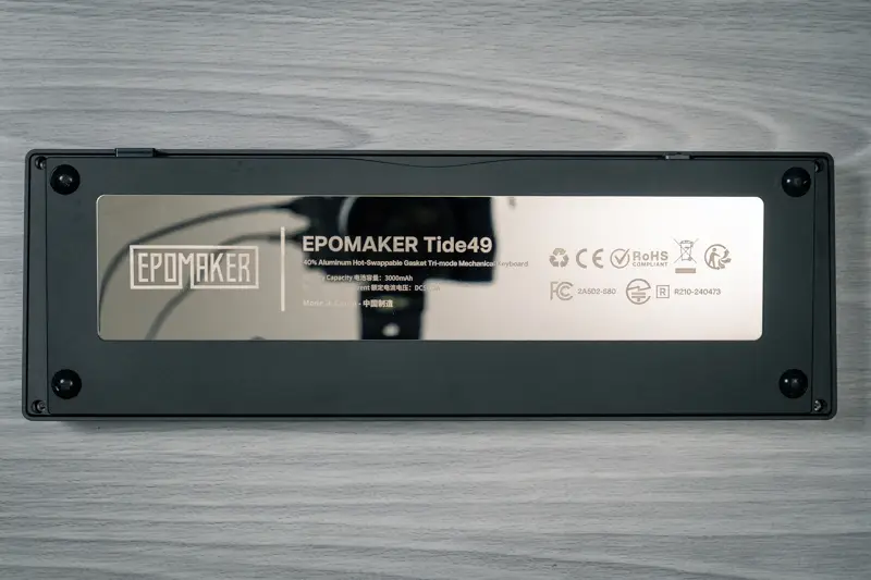 Epomaker Tide49の本体裏の写真 ケース4済のねじを外すと分解可能