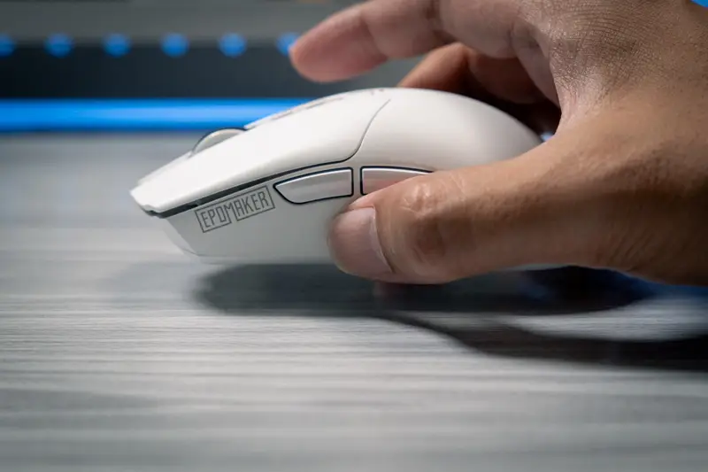 Epomaker Click Mouse本体を持ち上げている写真