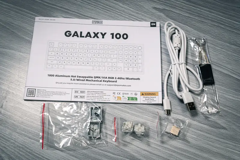 Epomaker Galaxy100付属品の写真 USBケーブル ユーザーマニュアル キーキャップ、キースイッチプラー MAC用キーキャップ2つ(OPTION / COMMAND) 替えのキースイッチ(2つ) USBレシーバーが付属している