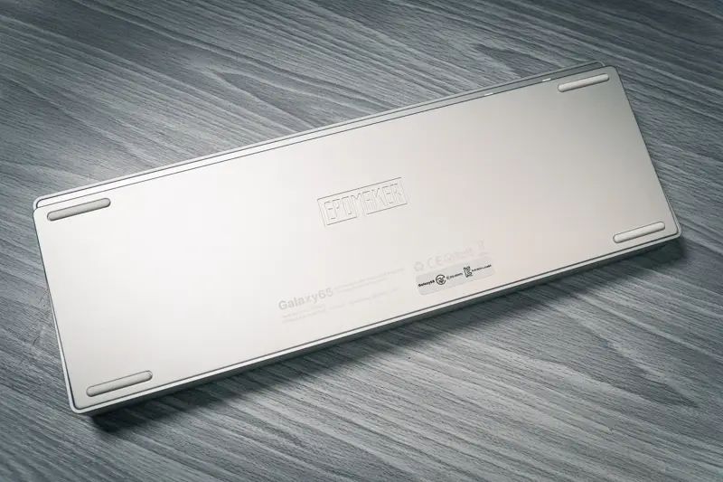 Epomaker Galaxy65本体裏面の写真 ケースはシルバー色