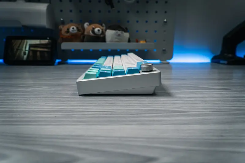 Epomaker Galaxy65本体右側面の写真 何も配置されていない
