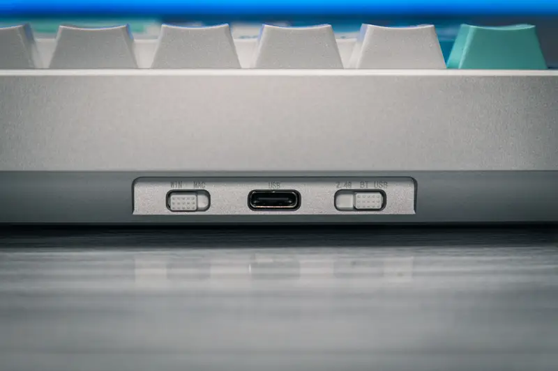Epomaker Galaxy65本体奥側面の写真 スライドスイッチとUSB-Cコネクタが配置されている