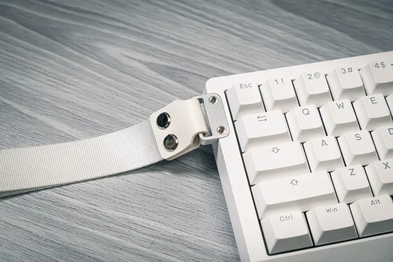 Epomaker HE68 Lite本体の写真 ストラップ取り付けた状態