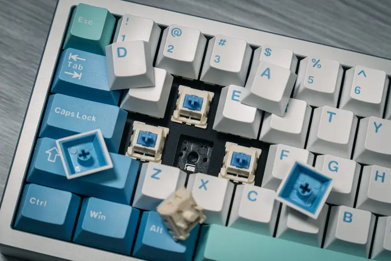 Epomaker Galaxy65本体の写真 キーキャップとキースイッチを外した状態