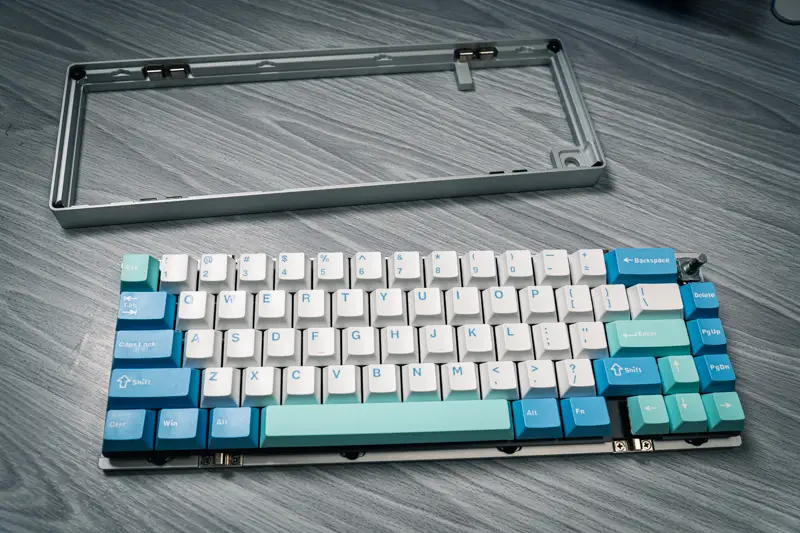 Epomaker Galaxy65本体を分解した写真 トップケースを外した状態