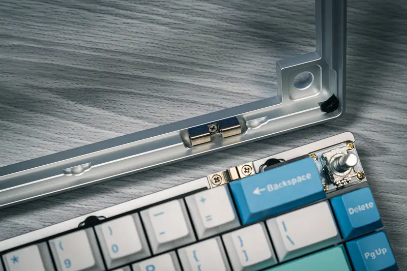 Epomaker Galaxy65本体を分解した写真 ケースのボールキャッチ構造部分を拡大している