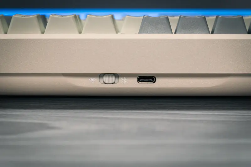Epomaker Galaxy100本体奥側面、スイッチ部分の拡大写真