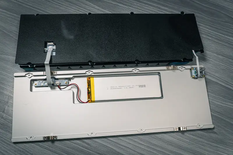Epomaker Galaxy65本体を分解した写真 ボトムケースにバッテリーが固定されている