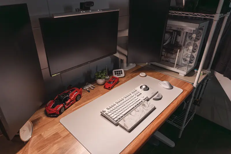 BenQ ScreenBar Proでデスク全体を照らした画像