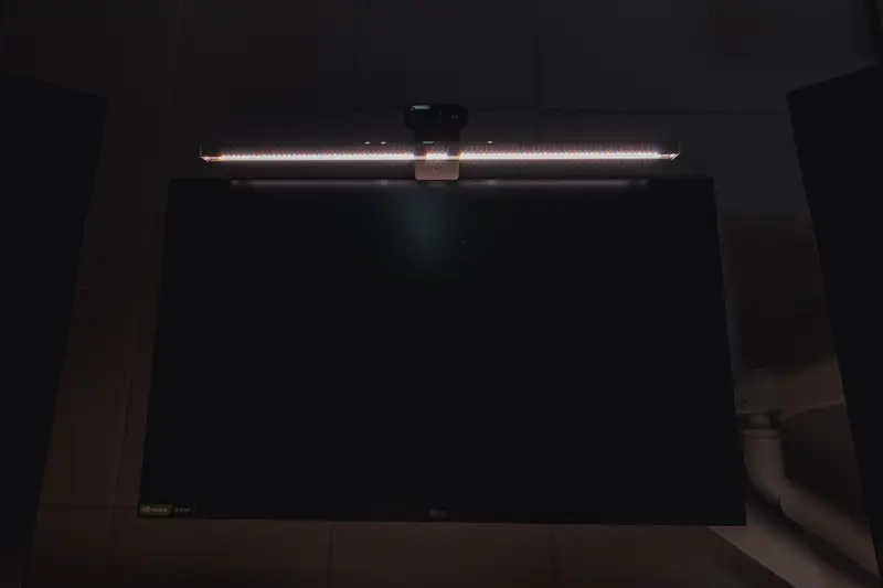 BenQ ScreenBar Proを下から覗いた画像 下から覗くと眩しい