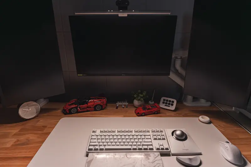 BenQ ScreenBar Proでデスクを照らした画像 目線の高さでは眩しさはない