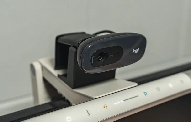 BenQ ScreenBar ProのWebカメラアクセサリーにWebカメラを乗せた状態
