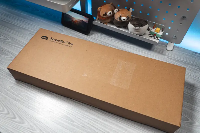 BenQ ScreenBar Proの梱包箱の写真 デザインはシンプルな段ボール箱