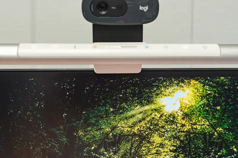 BenQ ScreenBar Proのディスプレイ取り付け部の拡大画像 ディスプレイの被りが少ない