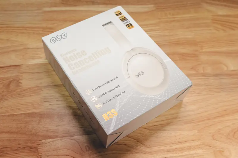 QCY H3sのパッケージの写真 白基調のシンプルなデザイン