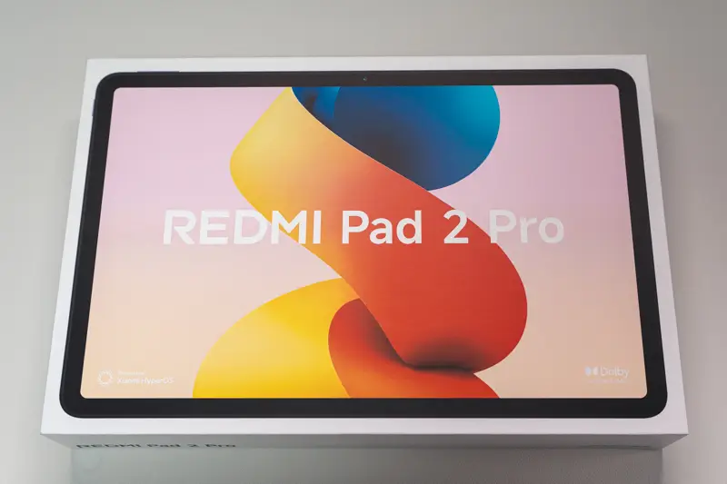 Redmi Pad 2 Proのパッケージの写真 白基調のデザインの箱