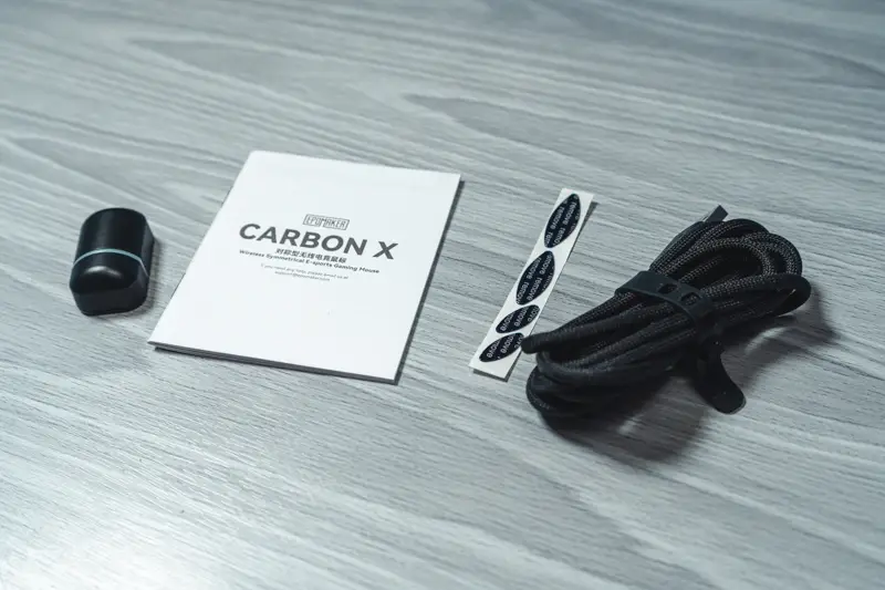 Epomaker Carbon Xの付属品の写真 マニュアル、ドングル、ソール、USBケーブルが付属している