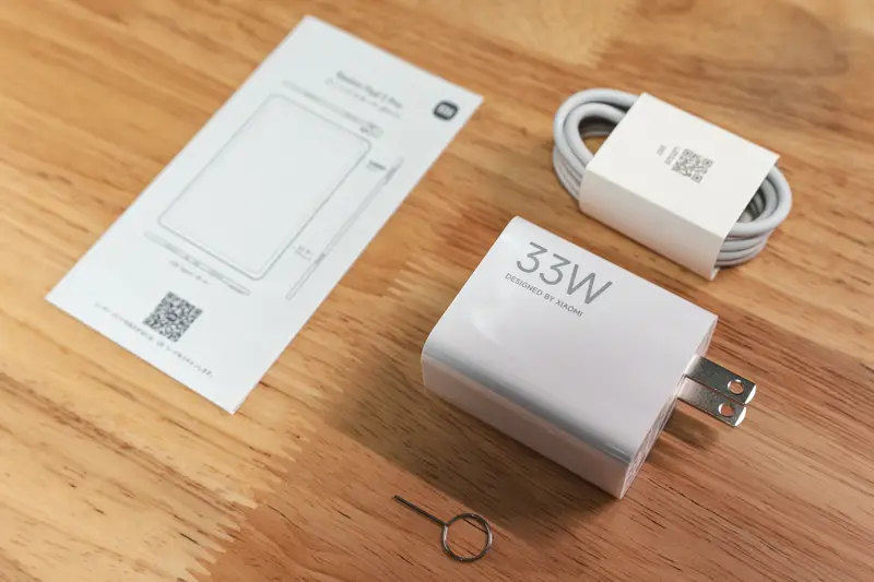 Redmi Pad 2 Proの付属品の写真 マニュアルや充電器,USBケーブル全て白色