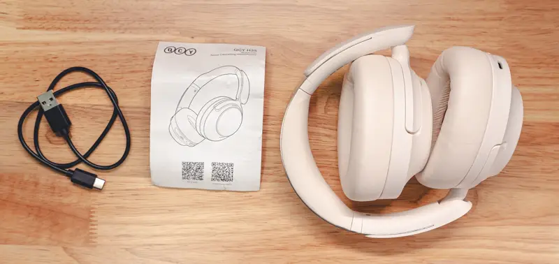 QCY H3sの付属品の写真 付属するケーブルは本体色と異なる黒色だった