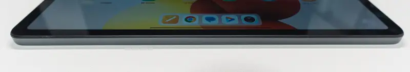 Redmi Pad 2 Pro手前側面の写真 何も配置されていない