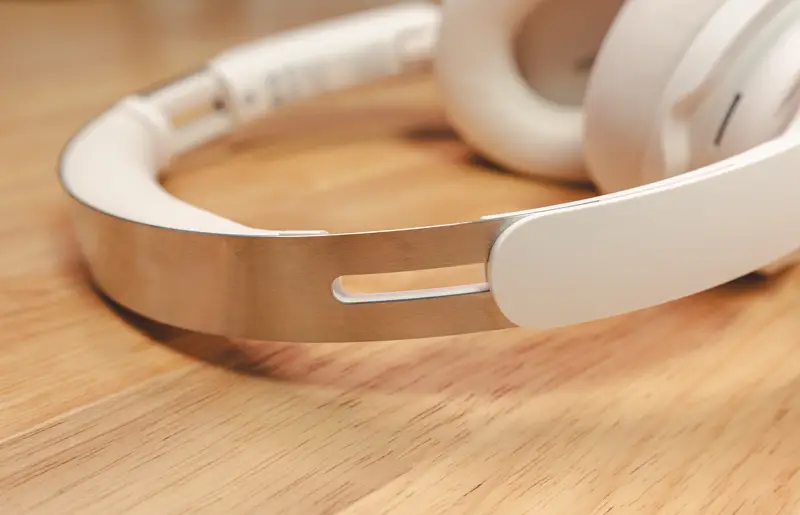 QCY H3sのヘッドバンド部を拡大した写真 金属がむき出しとなっている