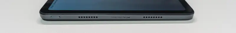 Redmi Pad 2 Pro左側面の写真 スピーカー2つに電源スイッチが配置されている