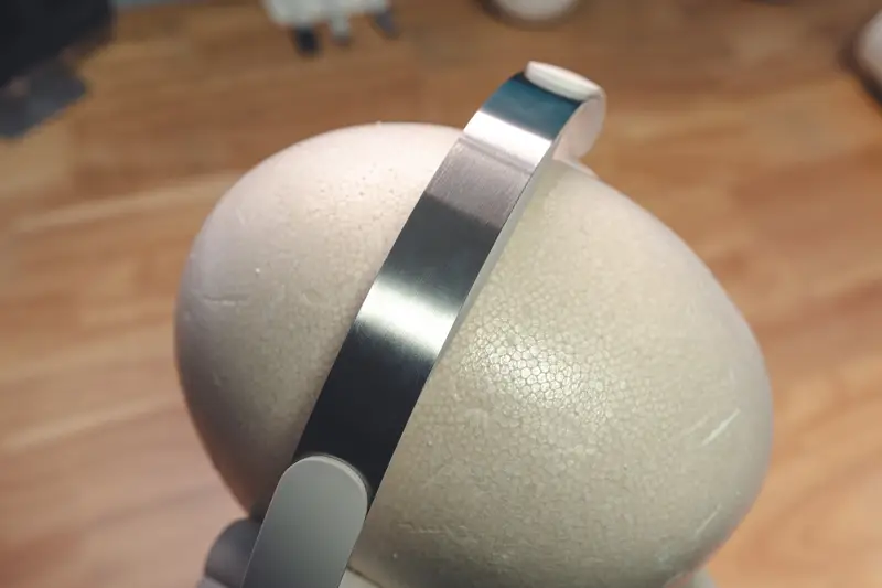 QCY H3sをマネキンに装着したヘッドバンド部の写真 金属がむき出しになっている