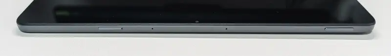 Redmi Pad 2 Pro億側面の写真 ボリュームスイッチやSDカードスロットが配置されている